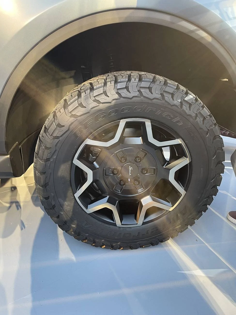 35%22 inch 35's tires BFG KO3 on scout ev 2.webp