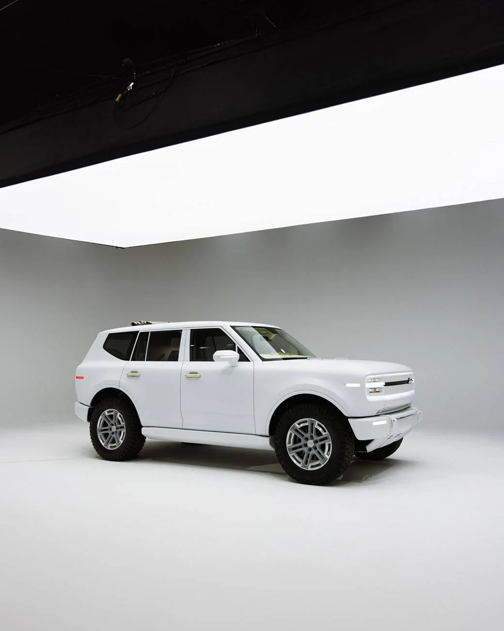 White Scout Traveler SUV 1.jpeg