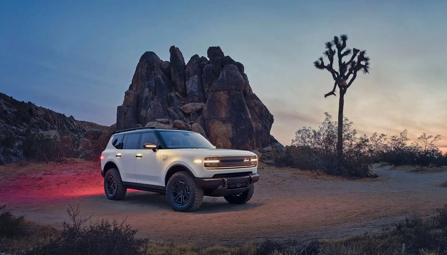 Satin White Scout Traveler 1.webp